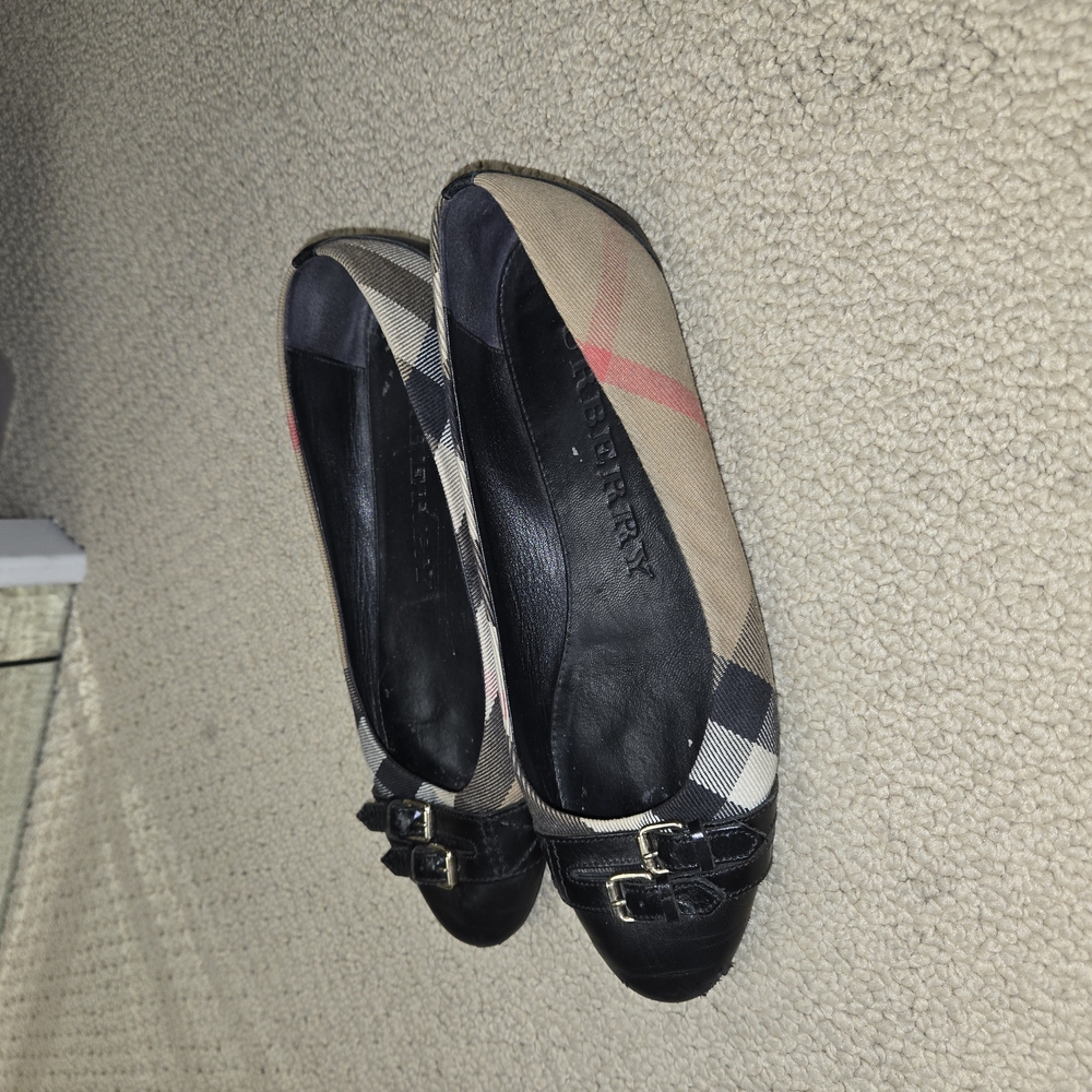 Burberry Women's Black and Tan Flats